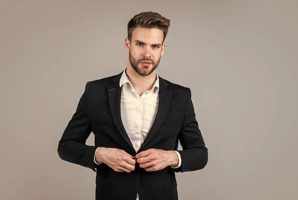 Propietario de un negocio carismático. agente inmobiliario con estilo. un hombre guapo usa traje formal. hombre de negocios confiado en camisa y chaqueta. Jefe masculino. sexy ceo sobre fondo gris. la vida moderna de oficina. Experiencia joven — Foto de Stock