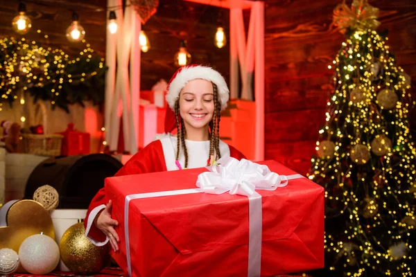 Vintershopping försäljning. Le, lilla flicka. God natt, Xmas. Vacker holdiay inredda rum med julgran. leverans julklappar. Gott nytt år. barn i röd tomte hatt. Porträtt unge med gåva — Stockfoto