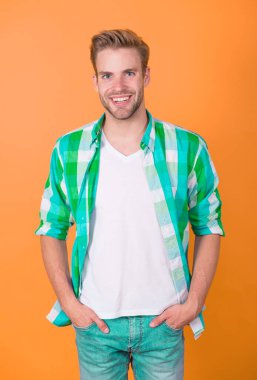 Kara Cuma indirimli. Rahat hissediyorum. Moda mağazası. Erkek giyim ve şık kıyafetler. Yakışıklı adam gündelik tarzında. Günlük kıyafet. Kıyafet dükkanı. Adam günlük kıyafet giyiyor. Gelişigüzel kavram