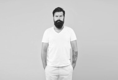 Sarı arka planda vahşi sakallı adam. Erkek yaz modası. Olgun hipster 'ın mükemmel bıyığı var. Ciddi görünümlü bir adam. Erkek berber bakımı. Berber dükkanında stil kazan. parlak hayat yaşamak