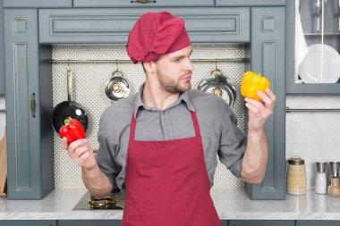 Daha az tanıdık malzemelerle çalış. Tanıdık olmayan sebzeleri seç. Malzemeleri kullanarak çok sık yemek yapmazsınız. Belirli şeyleri düşünürsünüz. Kokuları ve diğer tatları aşina olduğunuz yemeklerde karıştırırsınız.