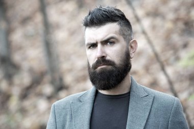 Hipster görünümü. Sakallı hippi adam şık bir palto. Şık sakal ve bıyık sonbahar ve kış mevsimi. Sakallı ve havalı. Berber ipuçları sakal bırakır. Sakal ve berber konsepti