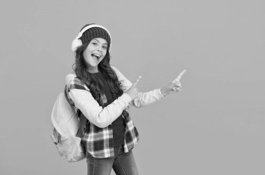 Sırt çantalı kız kulaklığı ürünü sunar. Okula dönüyorum. Ses kitabı konsepti. Online kurslar. Küçük kız müzik dinler. İyi tatiller. Çocuk gündelik tarzı. Modern çalışma çevrimiçi. Boşluğu kopyala