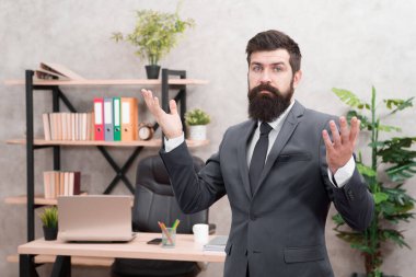 Bir şirket yönet. Ofisteki en iyi sakallı patron. İş kariyeri. Kendi işini kur. İş adamı resmi takım elbiseli başarılı adam. Profesyonel mesleği işe almak. İnsan kaynakları. İş görüşmesi