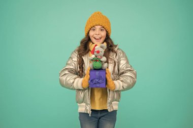 Kış alışverişi. Hediyeler alınıyor. Kışlık kız kıyafetlerinde hediye kutusu oyuncağı var. Hediyeler al. Kârlı anlaşmalar ve mevsimlik indirimler. Sürpriz yapıyorum. Paket kutusu. Hediyeleri paketliyorum. Paketleme fikri