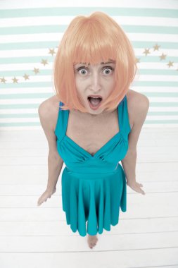 Çılgın bakışlı bir kadın. Bu gerçekten harika. Hoşuma gitti. Turuncu saçlı güzel bir kadın. Ağzını kocaman açmış bir kadın. Tüh, yine yaptım. Oops, wow, ama bu çılgınlık.