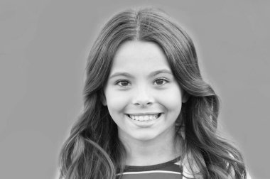 Dudaklarında bir gülümseme olsun. Mutlu çocuk gülüşü mavi arka plan. Sağlıklı gülümseyen küçük bir kız. Ağız temizliği. Pediatrik dişçilik. Diş sağlığı kliniği. Diş sağlığı. Tek gereken tatlı bir gülümseme.