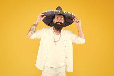 Geleneği sürdürün. Kutlama şenliği. Mutlu adam panço giyer. Partide eğleniyorum. Sombrero parti adamı. Meksika şapkalı bir adam var burada. Gelenekleri kutluyoruz. Sakallı hippi şapkalı neşeli görünüyor.