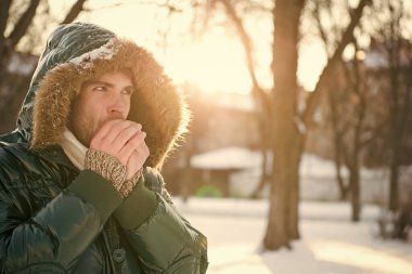 Soğuk ve yalnızlık. Kürk kapüşonlu erkek. Sıcak ve rahat hissediyorum. En sevdiğim sezon. Yeşil kabarık ceketli adam. İnsanlar kış manzarasının tadını çıkarırlar. Doğa güzeldir. düşünceler için yer
