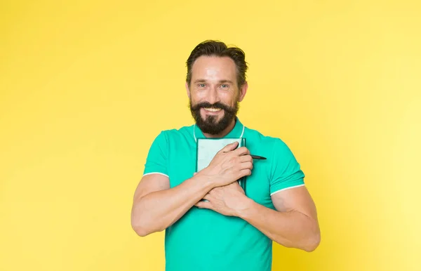 Hipster maduro com barba. Hister caucasiano brutal com bigode. Homem barbudo. Cuidados com barbeiros. homem feliz com caderno e caneta. O meu tesouro. Olha o que eu ganho. livro de memória — Fotografia de Stock