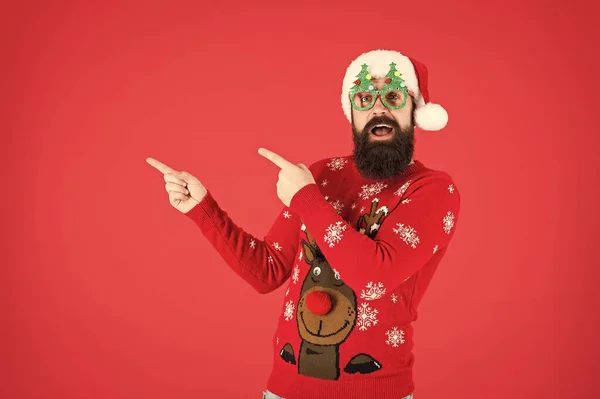 C'est l'heure de célébrer. Père Noël lunettes de fête homme. Père Noël joyeux prêt à célébrer Noël. C'est l'heure de Noël. homme hipster rennes sur pull. vacances d'hiver. achats de Noël. Bonne année. Regarde ici. — Photo