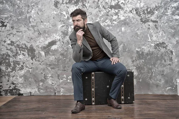 Relaxing after long trip. male fashion look. business trip adventure. trendy businessman with luxuty suitcase for traveling. grunge background. bearded man with travel bag. bag shop — Stock Photo, Image