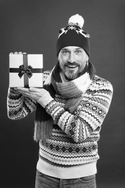 Ειδική τιμή. ώριμος άνθρωπος ζεστά πλεκτά ρούχα και αξεσουάρ. ανδρική μόδα για κρύο χειμώνα. Καλά Χριστούγεννα. ο άνθρωπος συγχαίρει με Χριστούγεννα. αγοράζουν δώρα και δώρα για το νέο έτος. χειμερινές διακοπές έκπληξη — Φωτογραφία Αρχείου