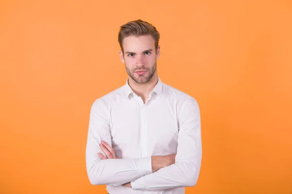 Gestion de bureau et de la chaîne intermédiaire. Style formel pour hommes. Un beau employé de bureau. Code vestimentaire formel. Le bureau est mon élément. Ouvrier. Homme bien entretenu chemise élégante formelle — Photo