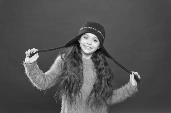 Pequena criança pronta para o inverno. moda infantil. Dicas de tricô quente. menina feliz em chapéu earflap. atividade de férias ao ar livre. cuidados de saúde sazonais. felicidade infância despreocupada. Cabelo mais saudável da raiz à ponta — Fotografia de Stock