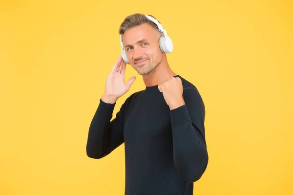 J'aime vraiment sonner. appareil sans fil de qualité. homme joyeux portant des écouteurs. musique et technologie numérique. ebook et elearning. mature mec non rasé dans casque écoute chanson. playlist application musicale — Photo