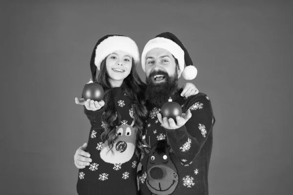 最高の週末だ。娘とパパは一緒にクリスマスを過ごす。家族の愛の時間だ。冬休みだ。クリスマスの奇跡だ。父親と子供はクリスマスツリーを飾る。クリスマスの装飾店。家族の買い物 — ストック写真