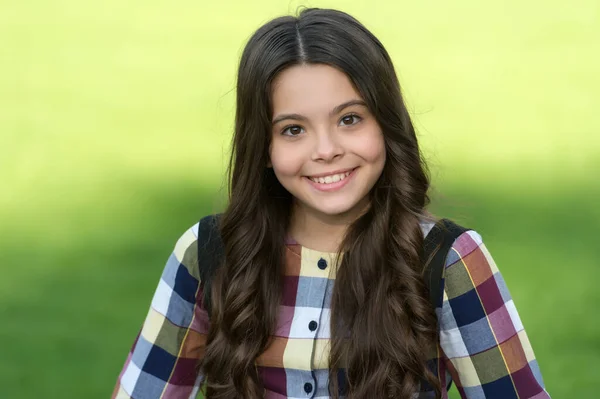 Gelukkig klein kind met lang golvend haar glimlach in school uniform natuurlijk landschap, geluk — Stockfoto