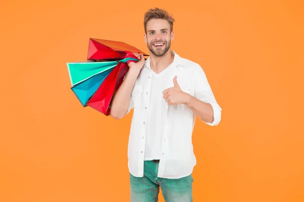 El mejor precio. Cyber lunes. Venta total. Hombre positivo disfrutando de las compras. Un hombre feliz con bolsas de compras. Emocionado chico sonriente haciendo compras. Comprando felicidad. Buena compra. Regalos para vacaciones — Foto de Stock