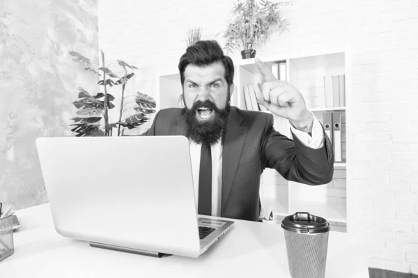 Te mostraré quién es el jefe aquí. Jefe enojado grita en la oficina. El jefe señala con el dedo con ira. Jefe emocional o director en ropa formal. Estrés en el trabajo. Odio y rabia — Foto de Stock