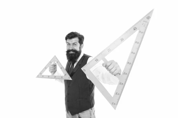 三角形とは？。髭を生やした男は白い三角形を持つ。学校の先生は幾何学的な三角形で笑顔。幾何学の授業。数学を学ぶ。三角形と三角形 — ストック写真