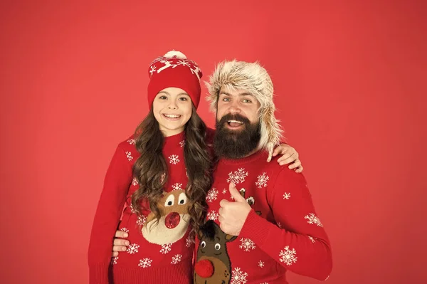 Wesołych Świąt. Witamy w 2020 roku. Zimowe swetry ojca i córki świętują Nowy Rok. Zimowe wakacje. Święta Bożego Narodzenia. Szczęśliwego rodzinnego uścisku. Brodatego mężczyznę i dzieciaka. Rodzinne święto. Rodzinna tradycja — Zdjęcie stockowe