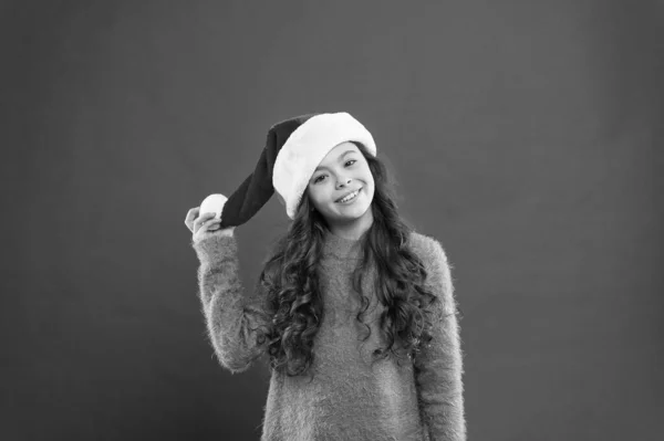 Experimenta. Pequeno Pai Natal. sentir-se feliz com o ano novo. tempo para o feriado de Natal. Menina pequena em chapéu de santa. alegre criança vermelho fundo. moda de criança de inverno. férias de inverno favorito. se divertindo — Fotografia de Stock