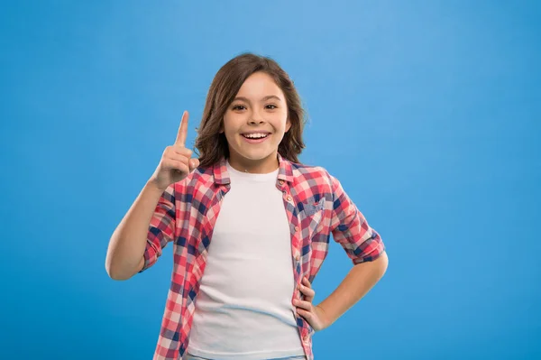 Jeugdgeluk. Gelukkig klein meisje. Schoonheid en mode. Kleintje mode. Internationale kinderdag. klein meisje kind met perfect haar. Heup en stijlvol. Ik zal dit doen. — Stockfoto