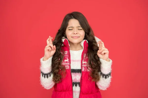 Teen girl with long curly hair make a wish wear puffer γιλέκο και πουλόβερ με χριστουγεννιάτικα σχέδια, Πρωτοχρονιά επιθυμία — Φωτογραφία Αρχείου