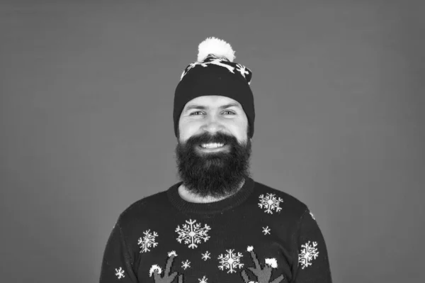 De kerstverkoop gaat door. man met baard in hoed rode achtergrond. volwassen hipster in gebreide trui. Draag warme kleren dit seizoen. Het is koud buiten. wintervakantie sfeer. portret van gelukkig santa man — Stockfoto