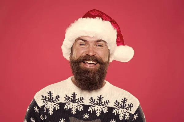 Sois heureuse. portrait du père Noël avec barbe. nouvelle fête de l'année. C'est Noël. heureux chapeau de Père Noël homme barbu. brutal pull favori hipster fond rouge. vacances d'hiver amusant. moustache visage heureux — Photo