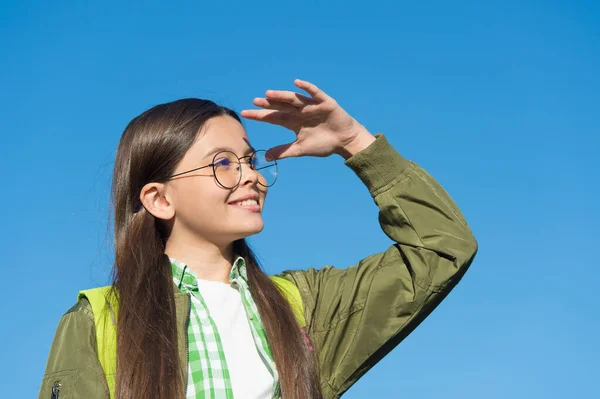 Ευτυχισμένο χαριτωμένο παιδί με γυαλιά βλέπουν μπροστά ηλιόλουστο μπλε ουρανό σε εξωτερικούς χώρους, το μέλλον — Φωτογραφία Αρχείου