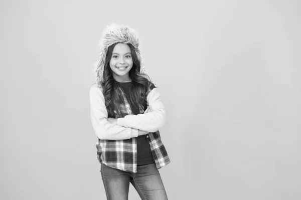 子供の女の子は耳フラップ付きの帽子を着用します。冬休み。国際交流やフィールドスクールのプログラムに応募してください。学校での冬のイベント。冬のエンターテイメントと活動。子供気楽な女子高生 — ストック写真