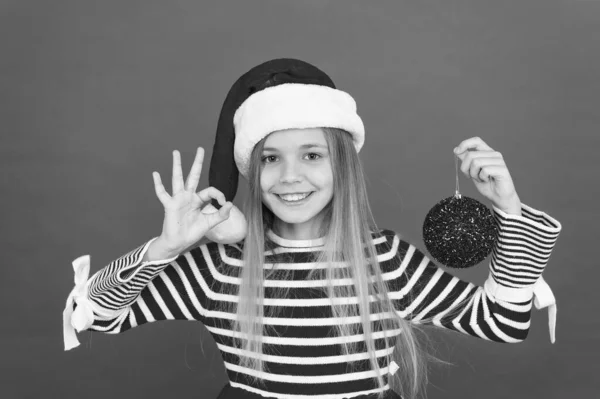 遊び心のある赤ちゃん。クリスマスパーティーだ。冬休みだ。遊び心のある雰囲気。クリスマスのお祝いのアイデア。輝きと輝き。子供サンタクロースの衣装の帽子。幸せな笑顔。美しいディティール。正の概念 — ストック写真