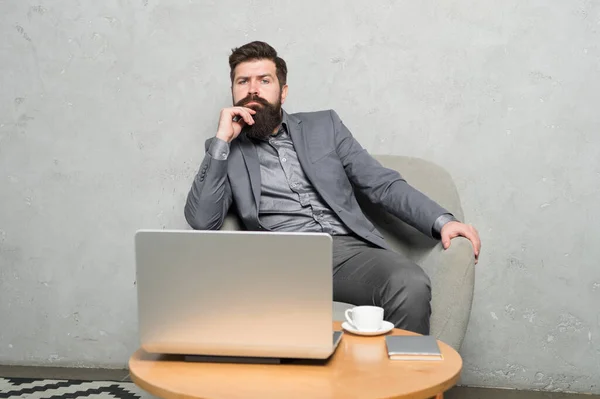 Estar disponible en línea. Entrenador de negocios enseñanza en línea. Formación de estudiantes adultos a través de cursos en línea o webinar. Barbudo hombre trabajando en línea —  Fotos de Stock