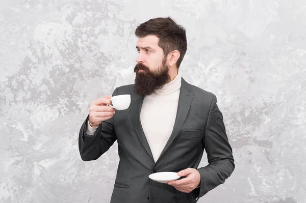 Podnikatelé módní styl. Chytré neformální oblečení pro kancelářský život. Nejlepší kafe pro něj. Speciální káva. Muž pohledný vousatý obchodník drží šálek kávy. Koncept přestávky na kávu — Stock fotografie