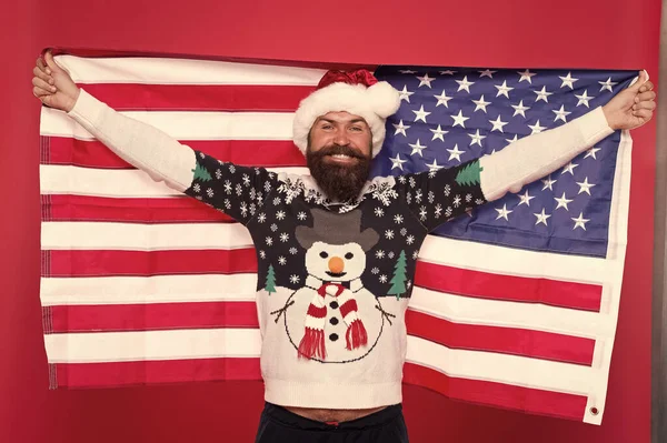 Ik hou van je land. Kerstmis in de Verenigde Staten van Amerika. Gegroet aan al mijn landgenoten. Amerikaanse man heeft de vlag van de VS. Nationale geest. Kerstvakantie. Hij viert kerst. Vrolijke hipster — Stockfoto