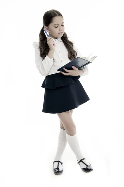 Μαθήτρια διαβάζει βιβλία που είναι απομονωμένα στα λευκά. Μικρό παιδί κρατά βιβλίο με στυλό. Αφιερωμένο στη μελέτη. Πίσω στο σχολείο. Εκπαίδευση κατ 'οίκον. Ημέρα γνώσης. Αξιολάτρευτο βιβλιοφάγο. Πίσω στο σχολείο. — Φωτογραφία Αρχείου