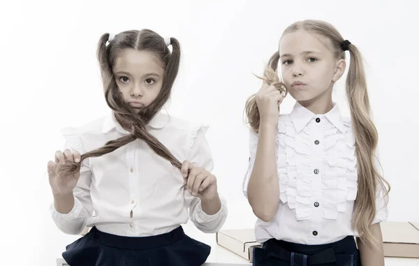 尻尾毛の小さな女の子。子供はヘアサロンで新しいヘアドアが必要です。小さな女の子が学校に戻り — ストック写真