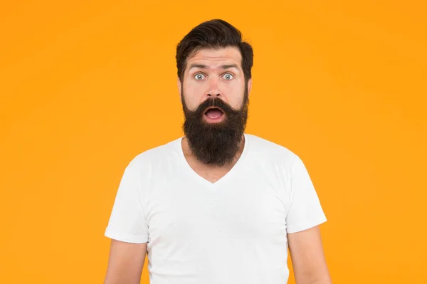 Meglepett arckifejezés szakállas ember sárga háttér, meglepetés koncepció — Stock Fotó