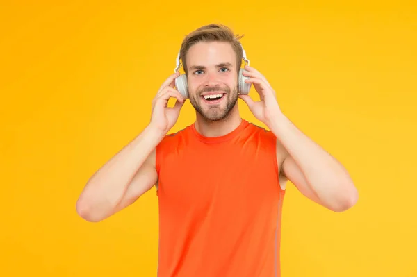 Heureux jeune homme athlète en vêtements de sport et casque écouter de la musique tout en exerçant, le bonheur — Photo