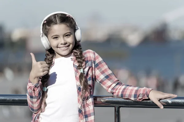 Chica feliz con buen humor. Escuchando música. Chica con auriculares. La música es inspiración. Disfrutando de MP3. Chica con gadget — Foto de Stock