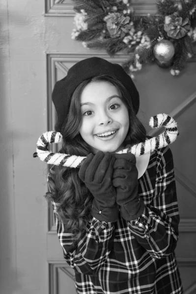 冬の休日の季節を祝う。買い物だ。フランス人の女の子。スタイリッシュな子供の装飾のクリスマスのおもちゃ。クリスマス気分で家を飾る。幸せな新しい2020年。明るいパリの女の子でベレー帽と手袋 — ストック写真