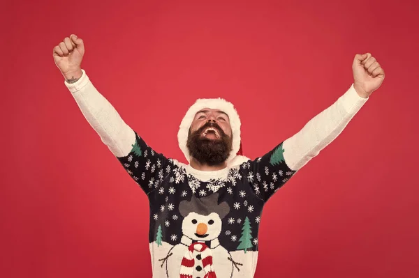 Sensación de libertad y éxito. la felicidad de año nuevo. Feliz navidad para ti. divirtiéndose. hombre barbudo feliz sombrero de santa rojo. suéter divertido hipster excitado con muñeco de nieve. Felicitaciones sinceras. —  Fotos de Stock