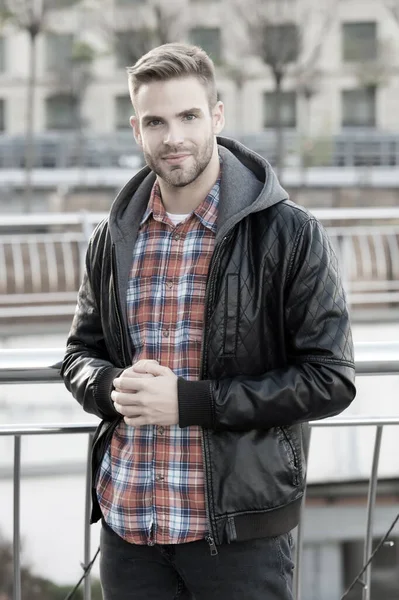 Seni bekliyorduk. Sadece dinleniyorum. Deri ceket giyen adam. Sokak tarzı. Dışarıdaki fotoğrafçı çocuk. Erkek giyim konsepti. Moda kıyafeti. Şehir adamı. Kişisel stil. Yakışıklı bir öğrenci. Erkek modası