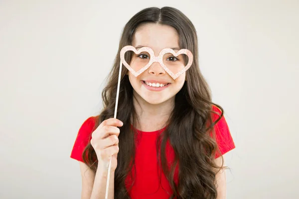 Niña pequeña con gafas de fiesta. Niña pequeña sostenga gafas divertidas. Feliz cumpleaños. elementos de fiesta. Niño listo para la fiesta. Prepárate para la fiesta. chica feliz sobre fondo amarillo. moda de verano. objeto de vacaciones — Foto de Stock