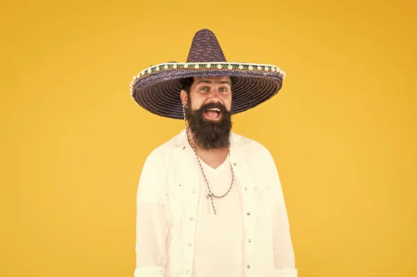 Μεξικάνικο πάρτι. άντρας με μεξικάνικο καπέλο σομπρέρο. Γιορτάστε τις παραδόσεις. χίπστερ με μούσι σε γιορτινό σομπρέρο. γιορτάζει τη γιορτή. Ευτυχισμένος άντρας φοράει πόντσο. Περνάω καλά στο μεξικάνικο πάρτι. σομπρέρο παρτάκιας — Φωτογραφία Αρχείου