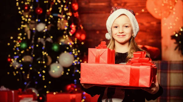 Un feliz día de boxeo. Feliz niño pequeño celebrando el día del boxeo. Niña sosteniendo cajas de regalos el día del boxeo. Boxeo es un día festivo celebrado después de Navidad —  Fotos de Stock