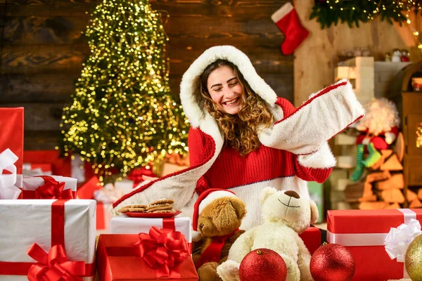 Gelukkig meisje met kerstboom. Versier het huis. Kerstsfeer. Familie vakantie viering. Gelukkig nieuwjaar. Vrouwelijke kerstman kostuum. Winter winkelen verkoop. Vier vakantie. Vakantie traditie. De Kerstman is dichtbij. — Stockfoto