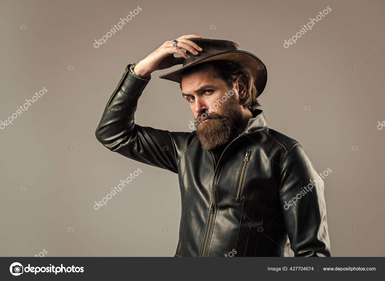 Estilo vaquero. hombre de moda vestido con chaqueta de cuero